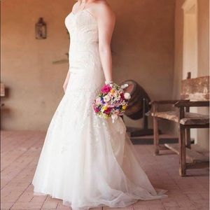 Lace wedding dress with sweetheart neckline